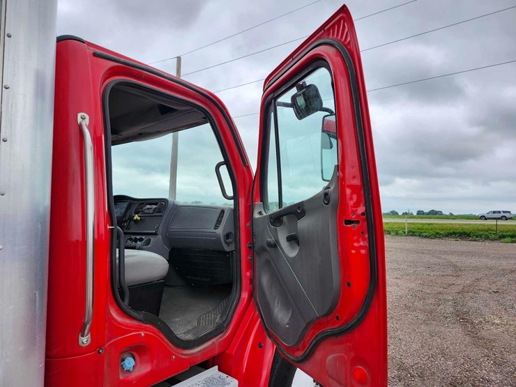 2004-freightliner-m2-chassis-image-14