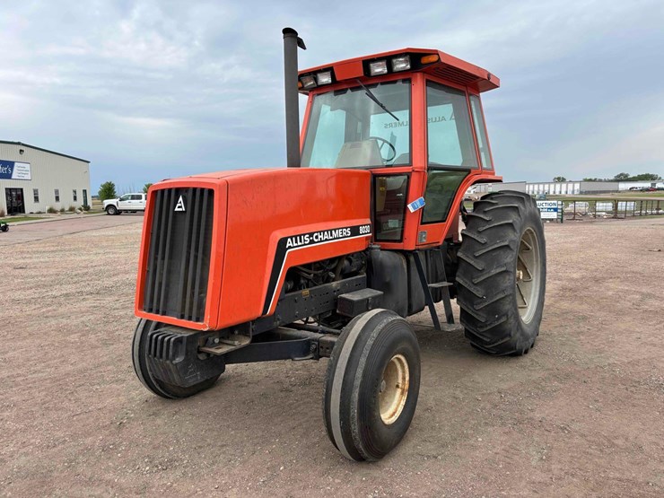 1982-allis-chalmers-8030-tractor-image-1