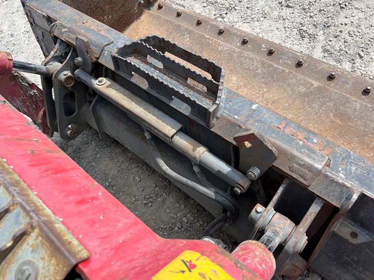 2019-takeuchi-tl8-image-14