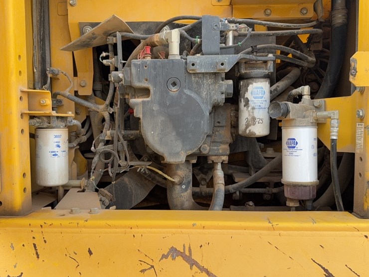 komatsu-pc210-lc-11-image-9
