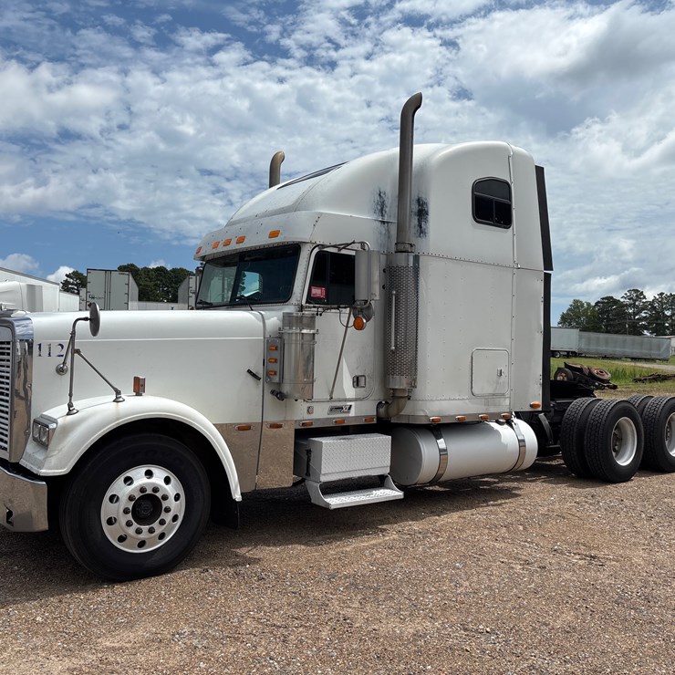 #112 • 2000 FREIGHTLINER CLASSIC TRUCK TRACTOR
