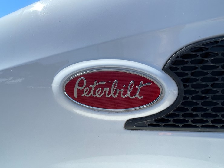 2015-peterbilt-579-image-10