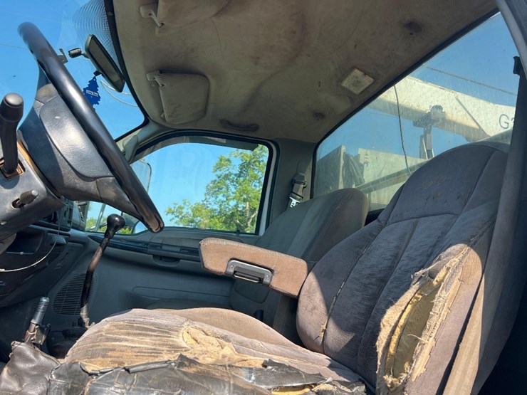 2006-ford-f750-xlt-image-35