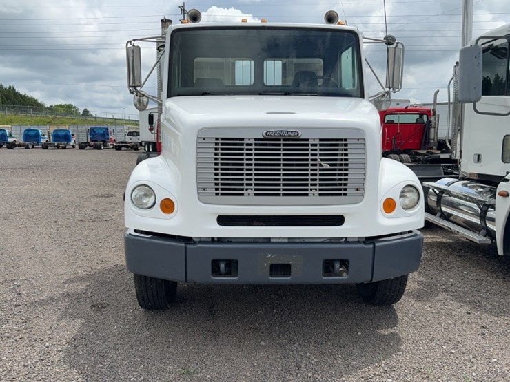 2003-freightliner-fl112-image-2