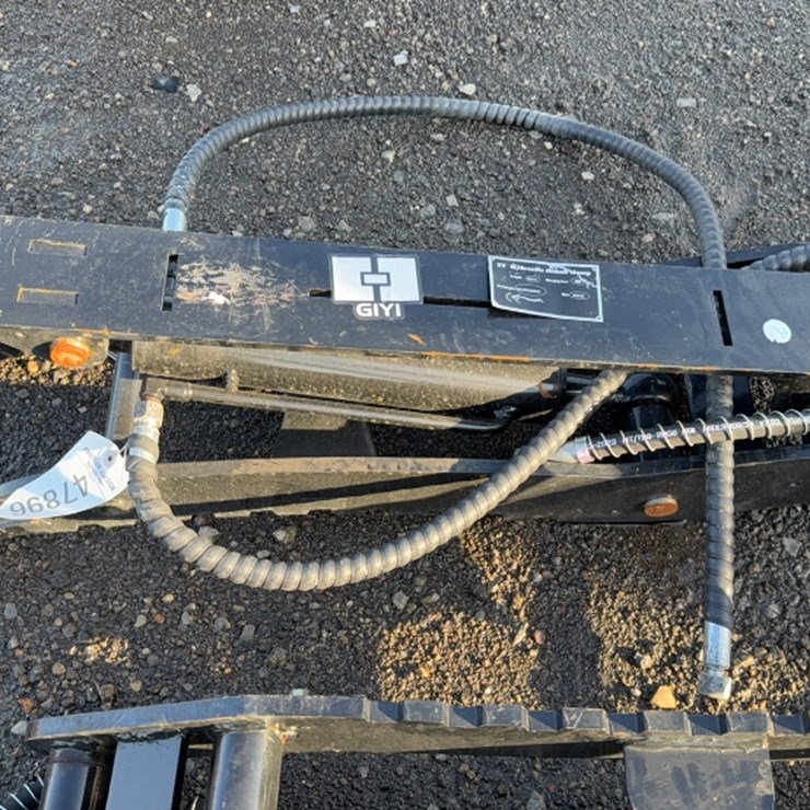 #2011 • GIYI EXCAVATOR HYD THUMB