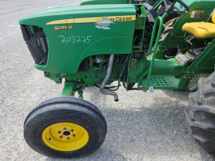 2011-john-deere-5055d-image-12