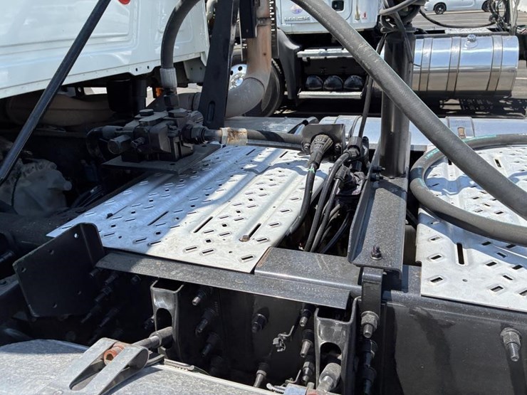 2017-mack-pinnacle-truck-tractor-image-11
