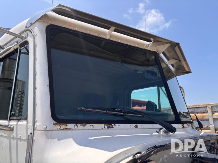 1996-peterbilt-377-image-70