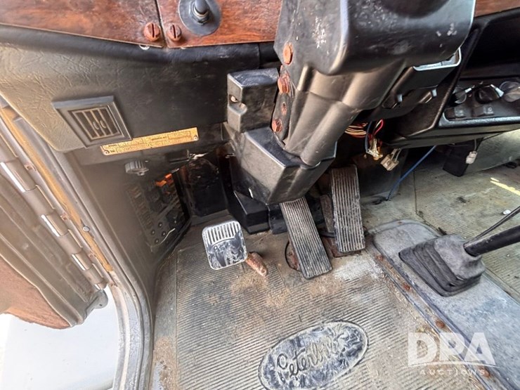 1996-peterbilt-377-image-83