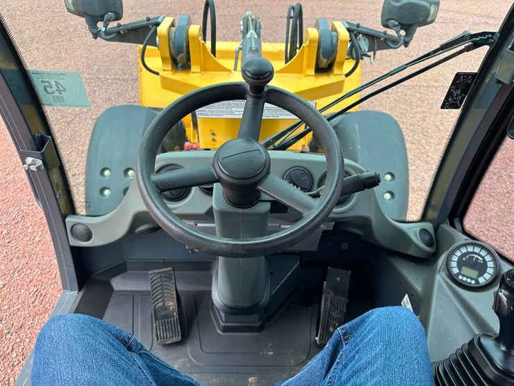 2017-deere-304l-image-55