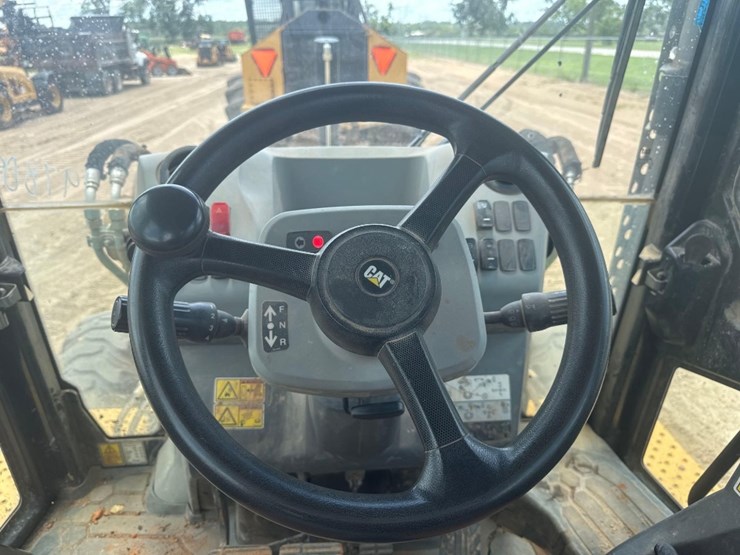 2019-caterpillar-440-image-28
