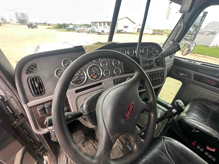 peterbilt-388-image-22
