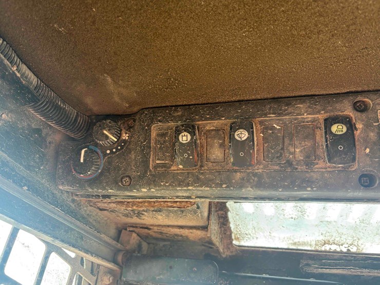 2007-deere-328-image-23