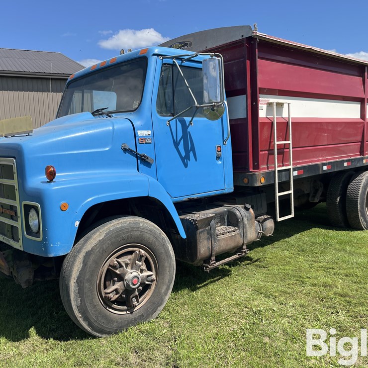1987 International 2375 S-Series T/A Grain Truck