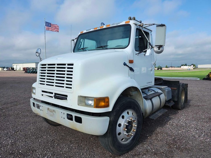 2002-international-8100-image-1