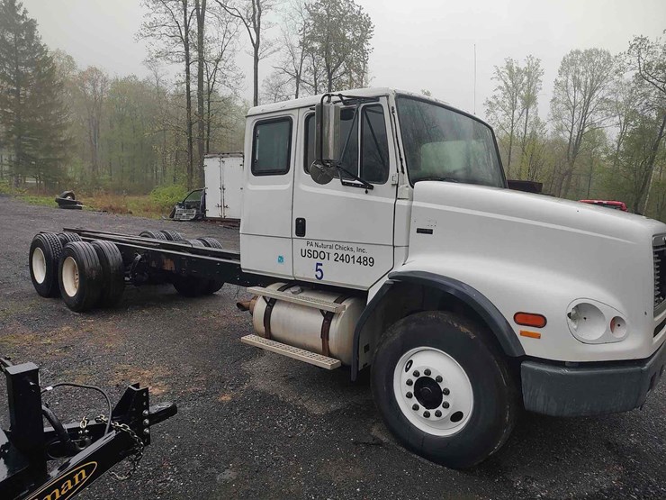 2004-freightliner-fl112-image-1