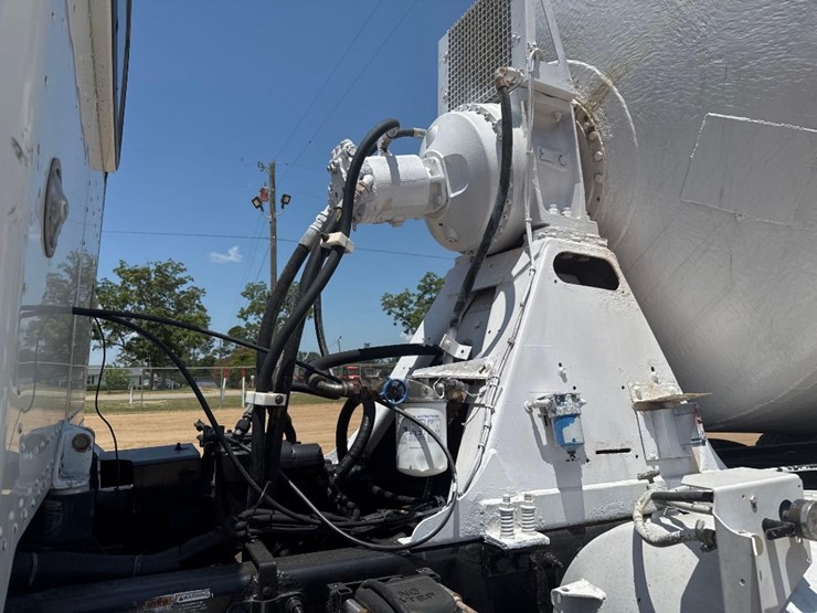 2015-peterbilt-class-8-cement-mixer-truck-image-19