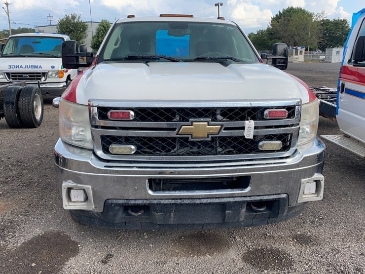 2011-chevrolet-3500-image-2