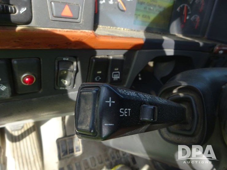 2005-volvo-10-image-82