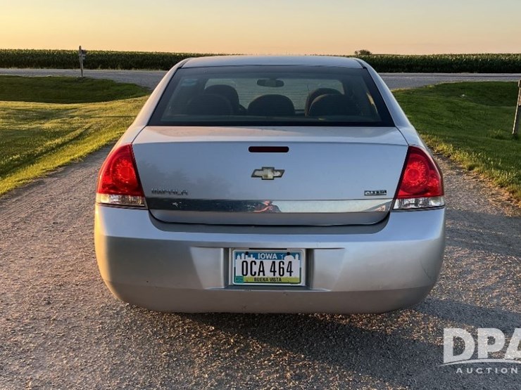 2011-chevrolet-impala-sedan-(np6086)-image-4
