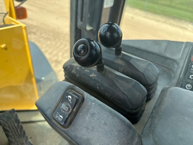 2017-deere-624k-image-23