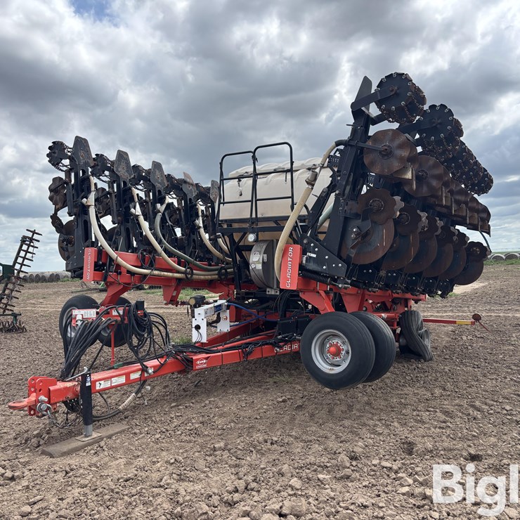 2014 KUHN Gladiator 1200 16R30 Strip Till Machine
