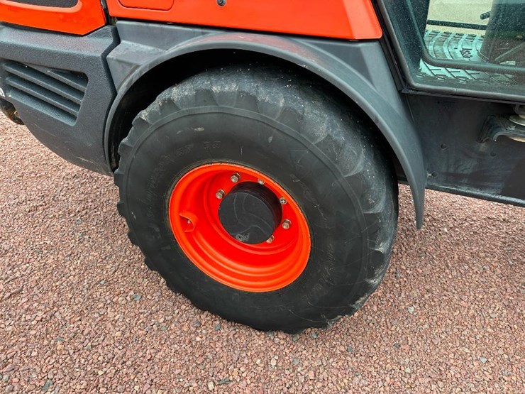 2021-kubota-r640-image-10