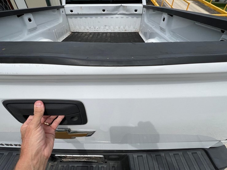 2015-chevrolet-silverado-2500hd-image-41