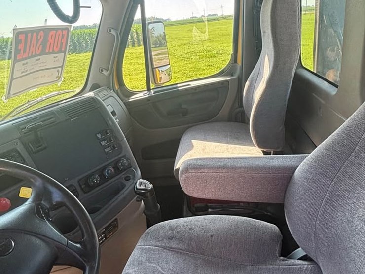 2012-freightliner-cascadia-truck-(lld1293)-image-8
