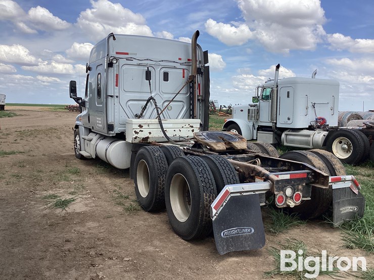 2011-freightliner-cascadia-ca125slp-t/a-truck-tractor-image-7