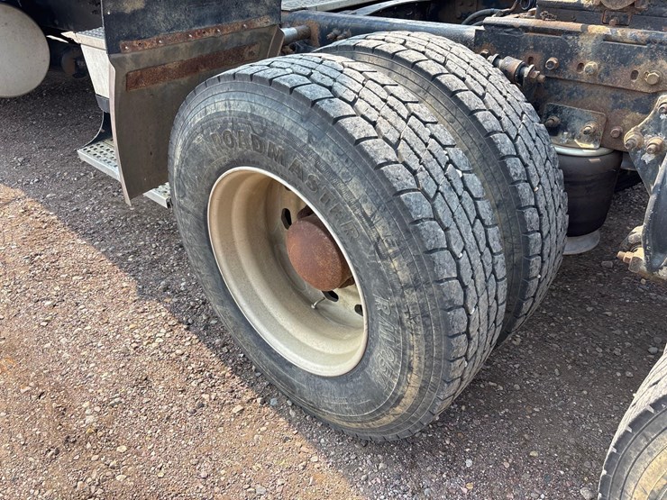 2001-freightliner-truck-tractor-image-40