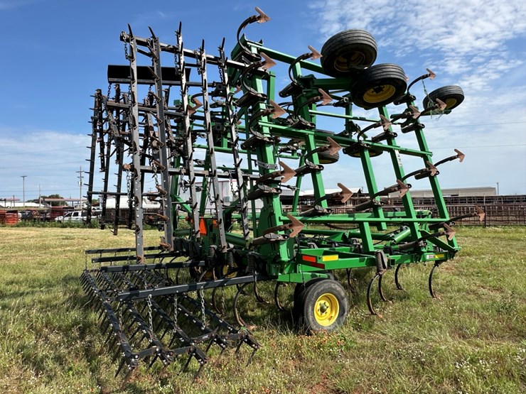 2012-john-deere-2210-image-11
