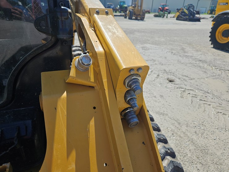 2021-caterpillar-279d3-image-6