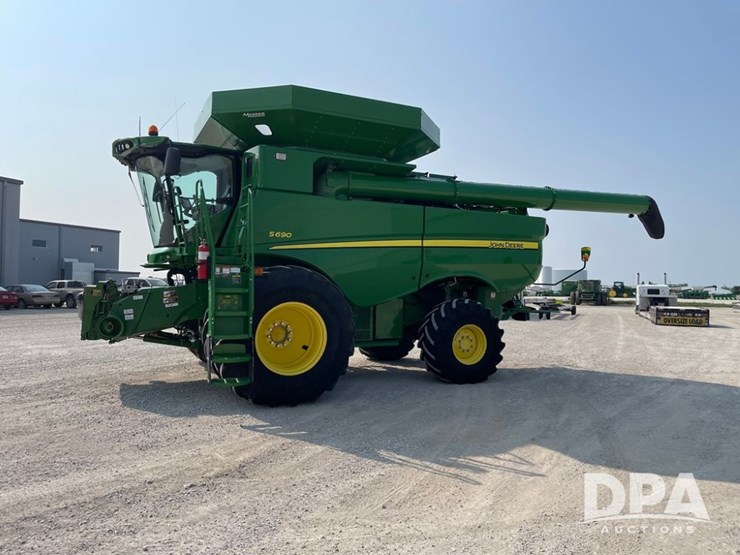 2016-john-deere-s690-image-23