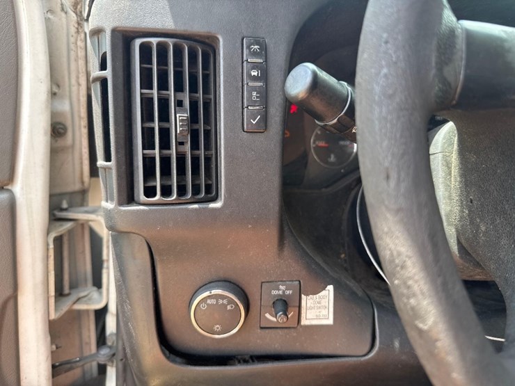 2012-gmc-savana-box-truck-image-25