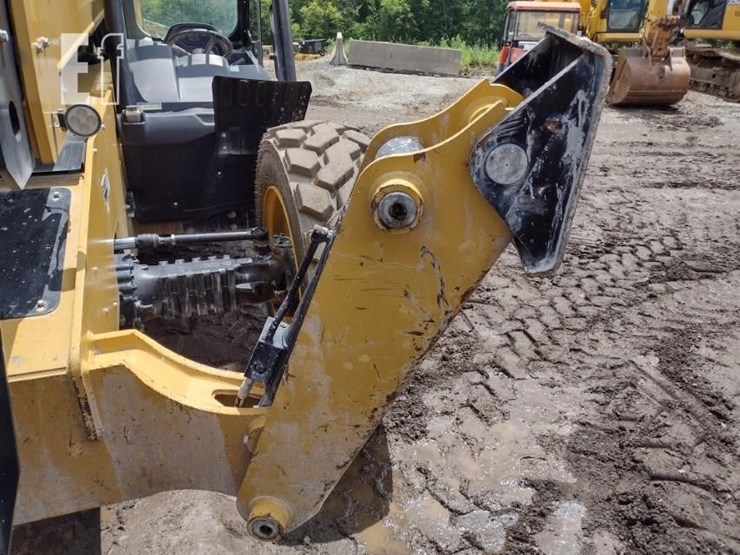 2021-caterpillar-tl1055-image-21