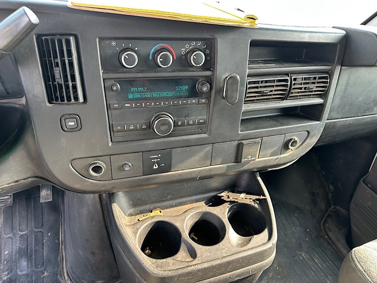 2015-chevrolet-express-box-van-image-14