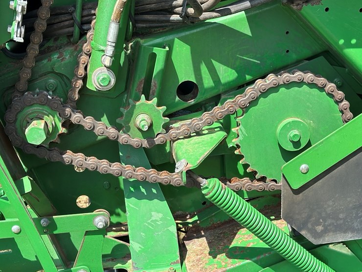 2018-john-deere-560m-image-14