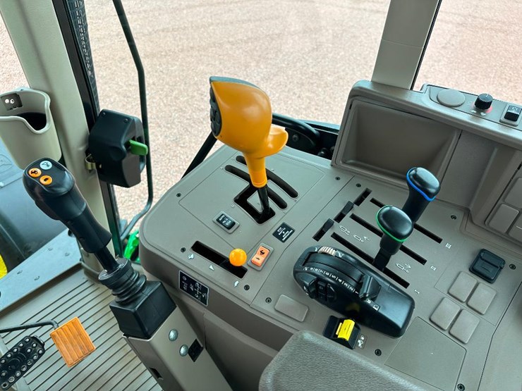 2014-john-deere-6115m-image-56