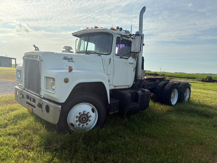 1982-mack-r686-image-1