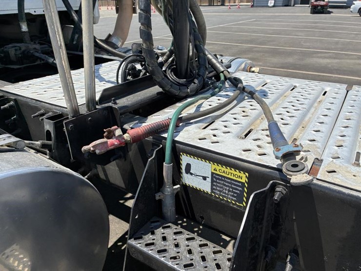 2018-mack-pinnacle-truck-tractor-image-10