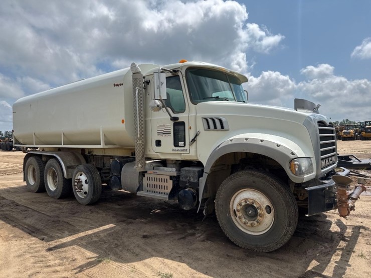2014-mack-gu713-water-truck-image-4