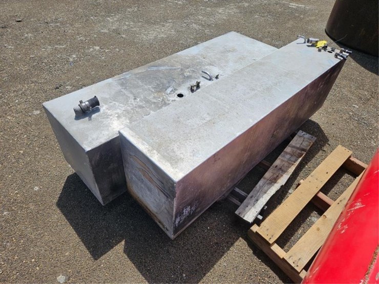 #2571-•-pallet-of-aluminum-fuel-tanks-image-3