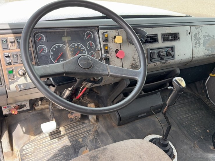 2003-freightliner-fl112-image-17