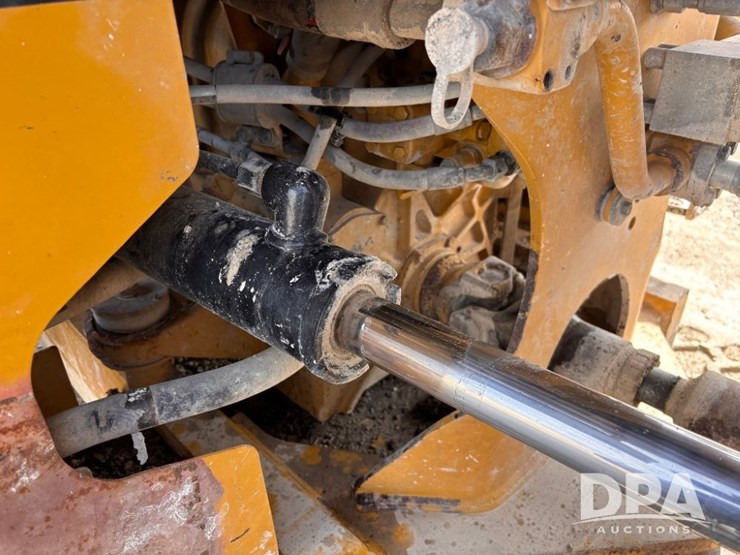 2014-caterpillar-950m-image-52