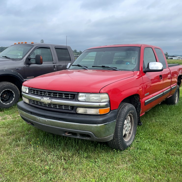#1040 • 2000 Chevy 1500 Truck (Has WI Title)