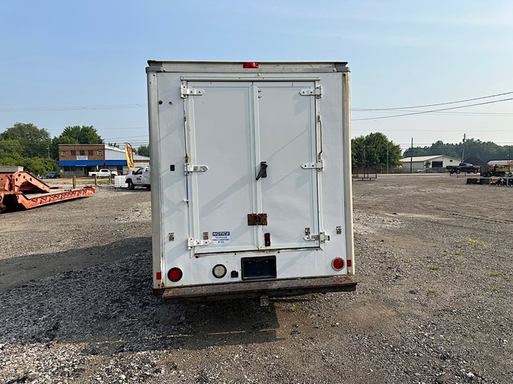 2015-chevrolet-express-box-van-image-6