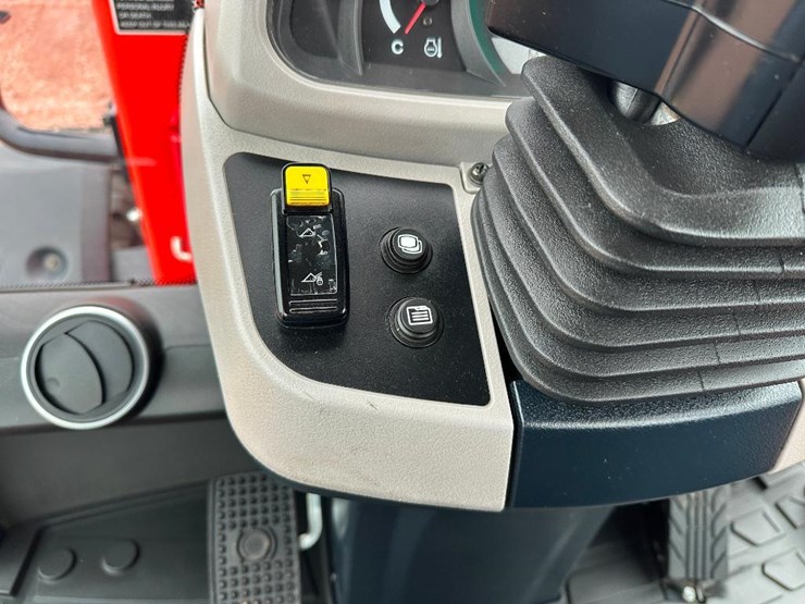 2021-kubota-r640-image-54