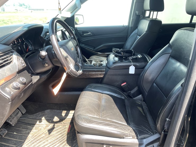 2015-chevrolet-suburban-image-15