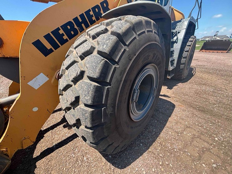 2017-liebherr-l586-image-32